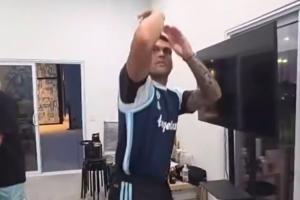 阿根廷控卫劳塔罗获赠阿根廷男篮球衣，上身后虚空运球+投篮