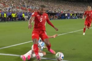 国米队友！阿坎吉底线护球被劳塔罗铲翻，劳塔罗吃到黄牌